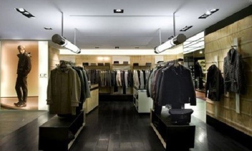 困境|衣服只试不买，记下型号就离开，实体店服装老板的新“困境”