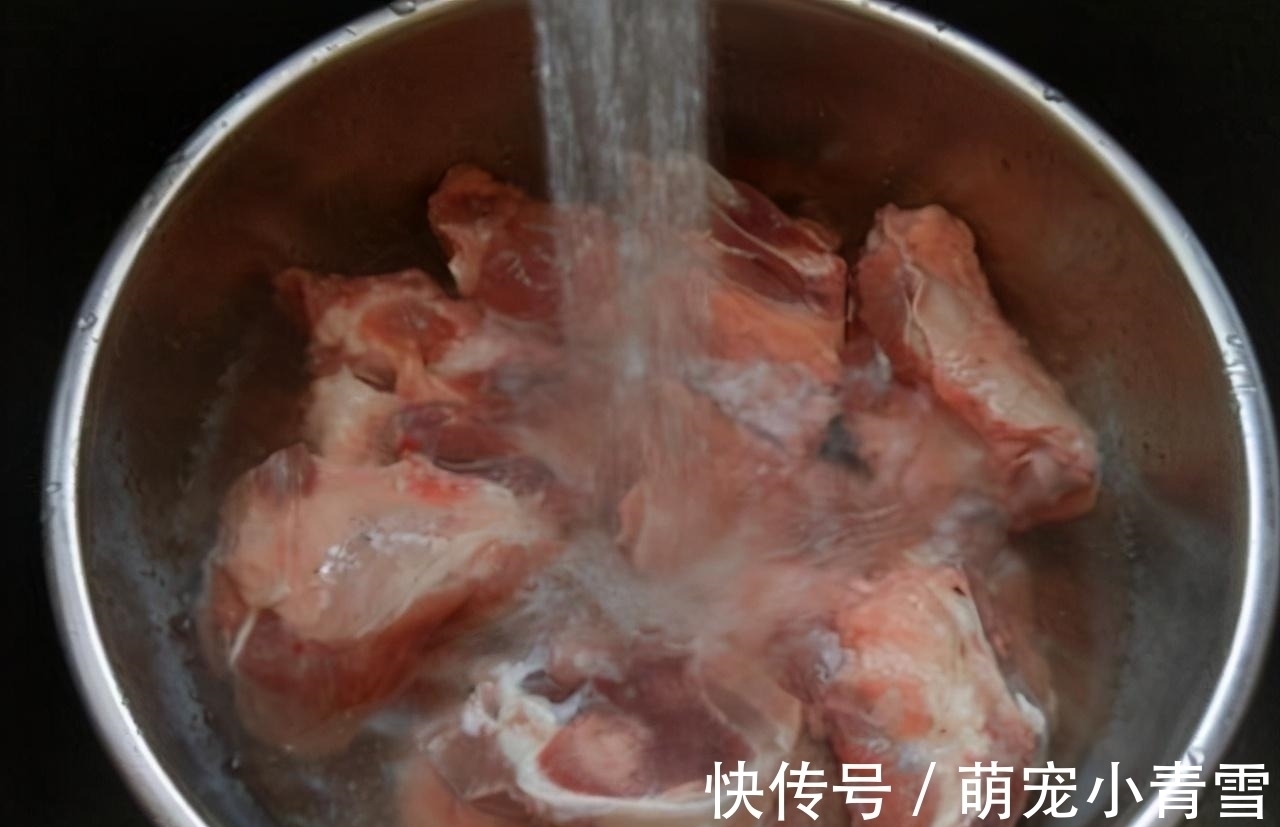 小鬼头：小蛙用铃儿草啦，大嘴：这是在向我示爱吗！