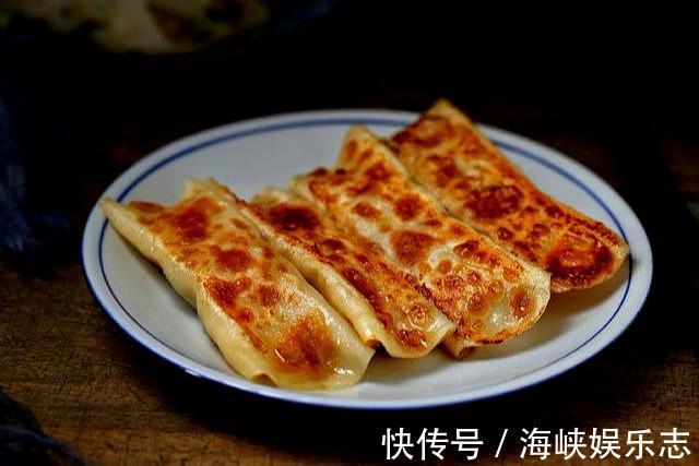自制煎制锅贴2个窍门,和面加水要多次,小火慢煎用水淀粉