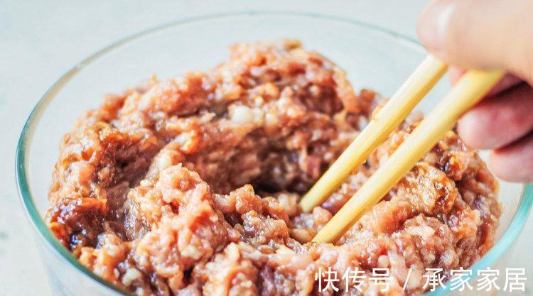 包子|硬核！猪肉包子调馅，多加这“２味”，口感水润不发柴，快收藏