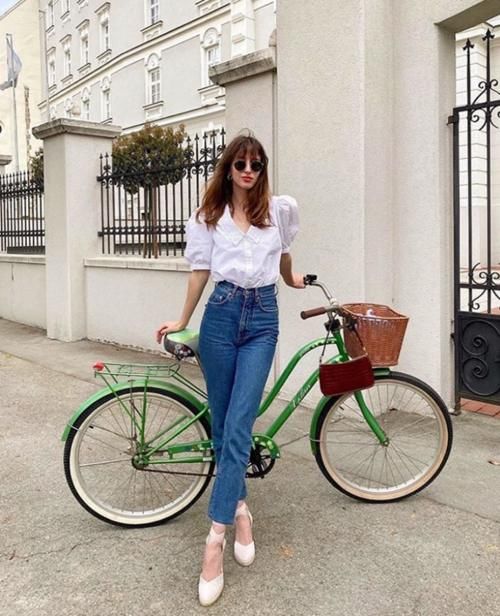 搭配|小白鞋已经失宠了，今夏这双“草编鞋”正流行，优雅又显腿长