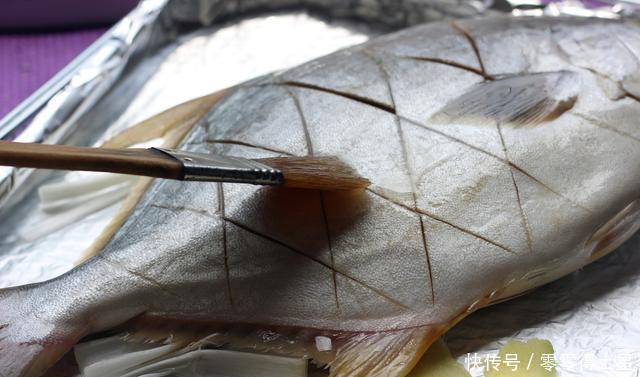 入味|下饭重口菜烤金鲳鱼,外皮微焦有弹性,鱼肉细腻入味,下酒下饭