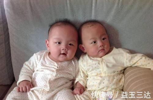 宝宝|吃母乳和喝奶粉会有多大差别双胞胎兄弟，一年后的状态令人心疼