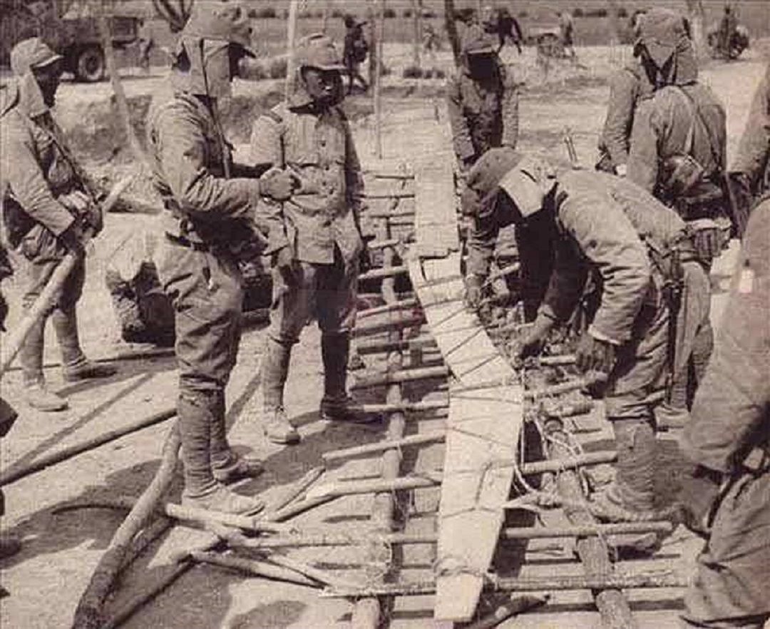 遮住|你知道日本士兵为何要用两块布遮住耳朵吗！快来涨涨知识