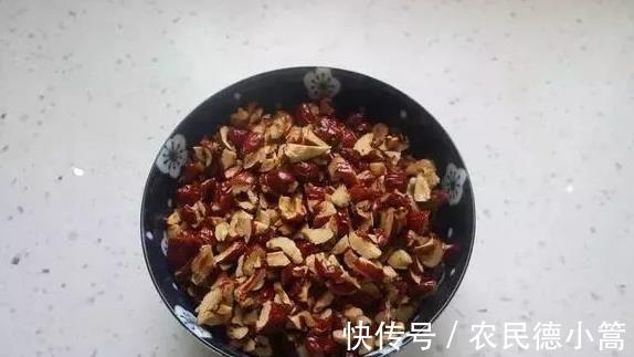 脸色|红枣与他们是绝配,坚持喝一个月,气血足,脸色红润显年轻!