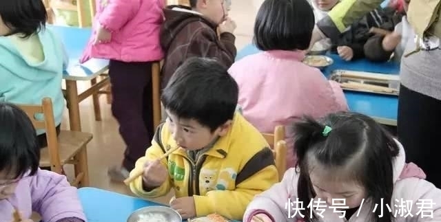 幼儿园|孩子说幼儿园的饭菜香, 当家长看完老师发的朋友圈后, 彻底懵了