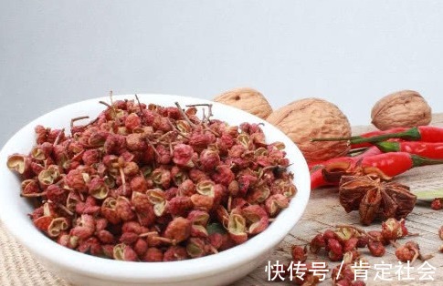 口臭|中医花椒加一物，连喝5天刮油10斤，湿气口臭都“赶跑”