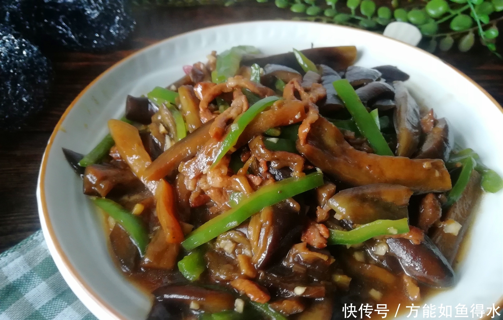 教你一个做茄子省油、少油的小技巧,简单实用,味道又香又下饭