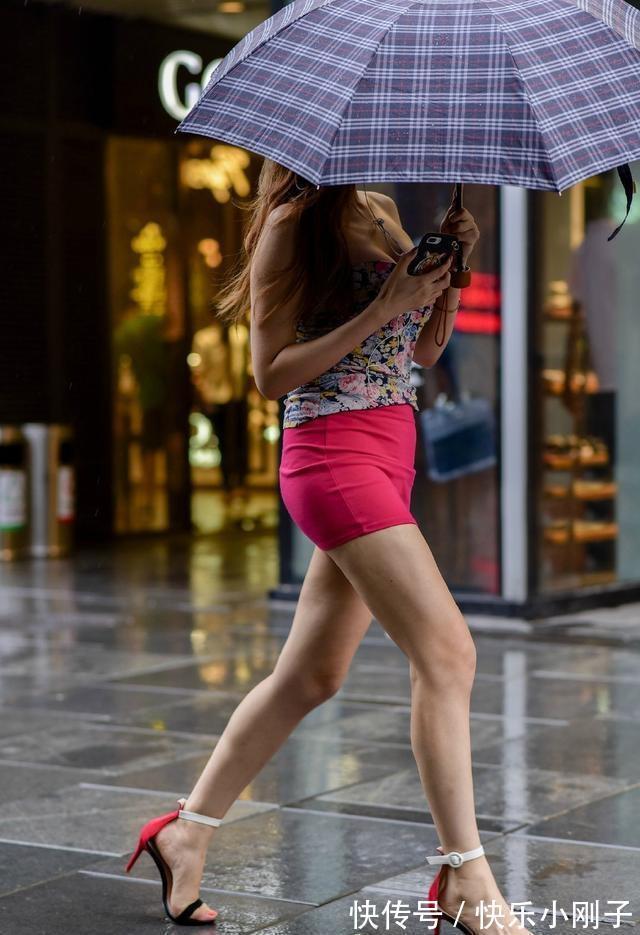 连衣裙 丰腴紧致的吊带裙美女,传递出沁人心脾的美感,很有时尚气质