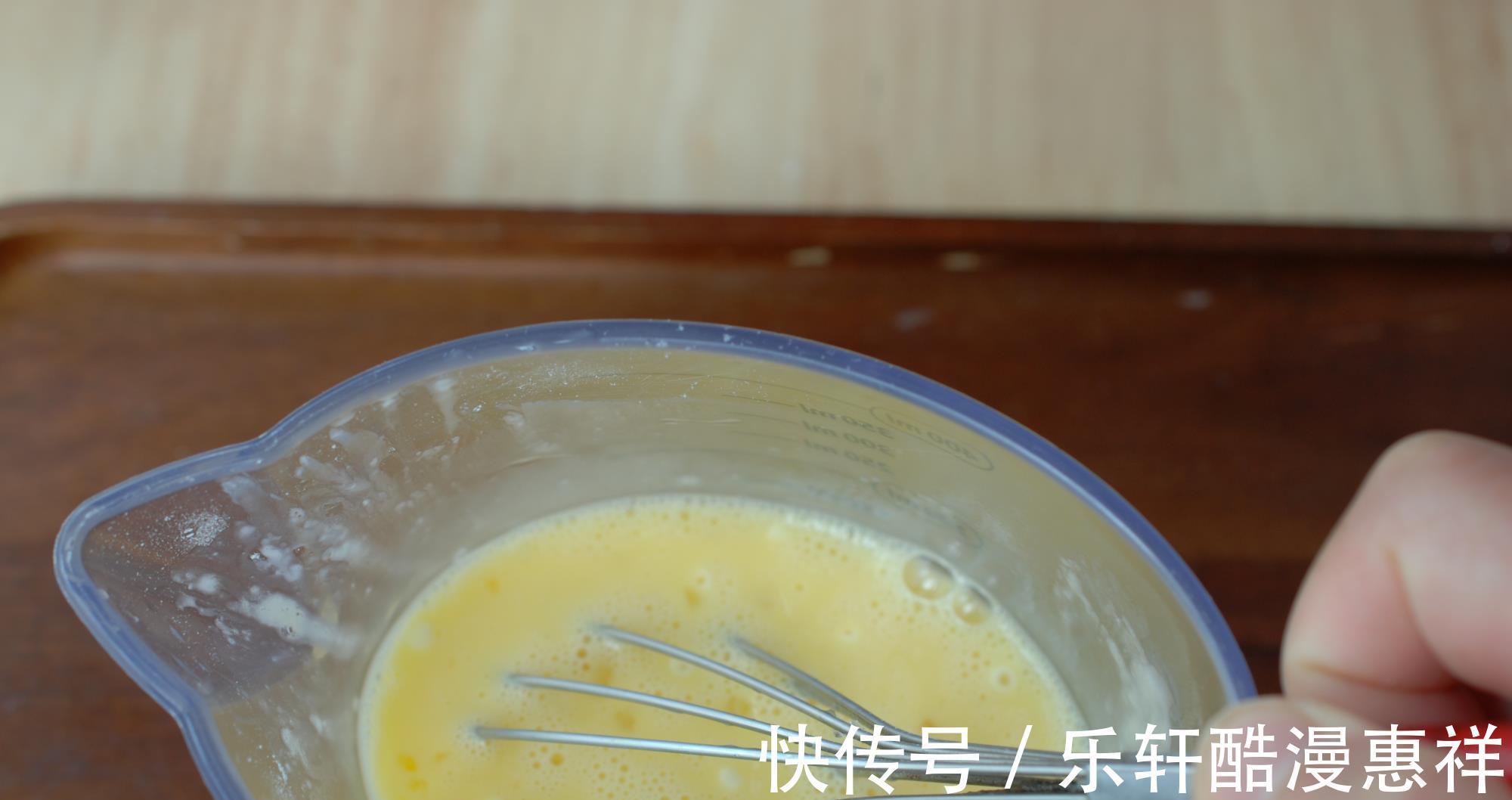 量杯|2个鸡蛋1瓶牛奶,不用奶油,做个蛋挞太简单,一捏就碎,香酥