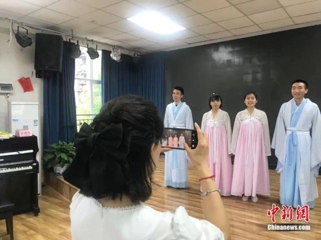 学霸班！中国诗词大会上走红的00后盲女和她的盲人同学都考上本科啦！