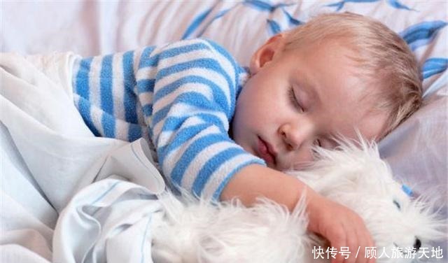 离开|孩子睡觉喜欢搂着妈妈,不想让妈妈离开,可能是“肌肤饥饿”作怪