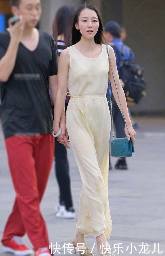 尖头|一袭米色的丝滑长裙，搭配尖头细跟鞋，逛街很精致!