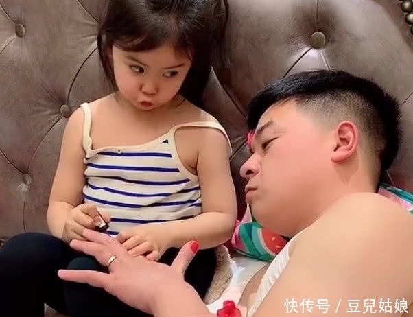 淡定|小萝莉给爸爸涂指甲油,爸爸全程很淡定,女儿最后的表情笑喷了