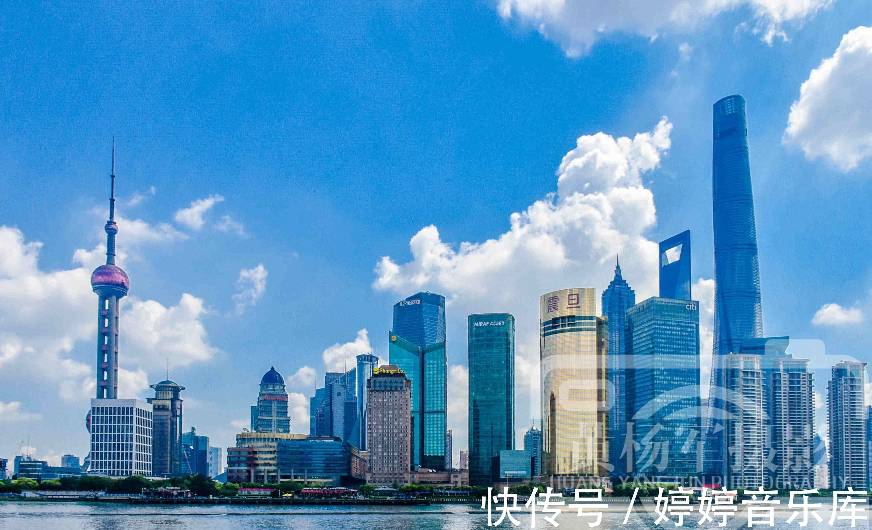 中国热门的旅游城市，旅游收入2809亿，摩天大楼林立风景美丽如画