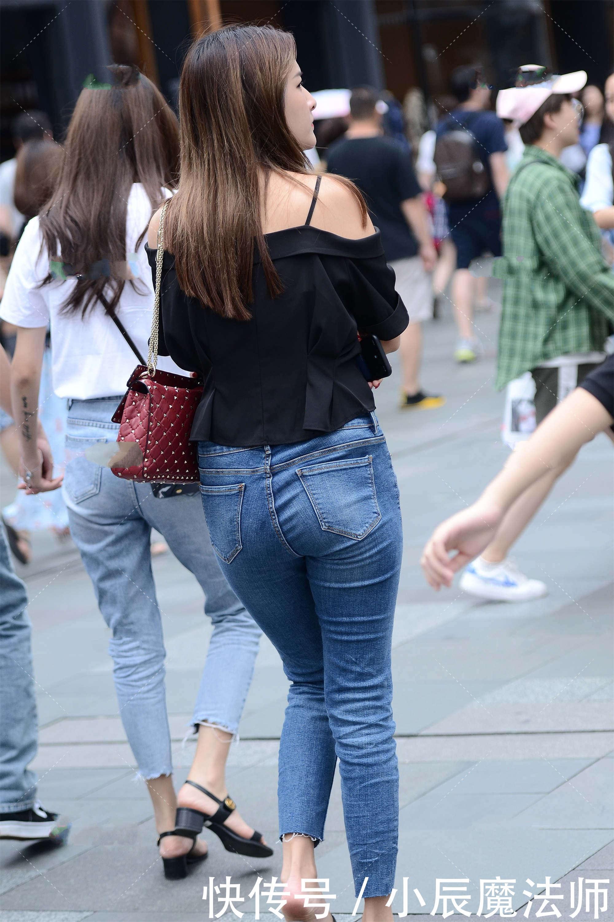 一字肩与牛仔裤的百搭高级感,减龄俏皮又活泼