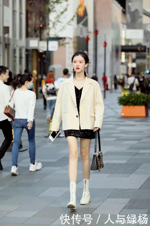 入秋后，尽量少穿裤子，今年流行“西装+裙子”，时髦又有范！