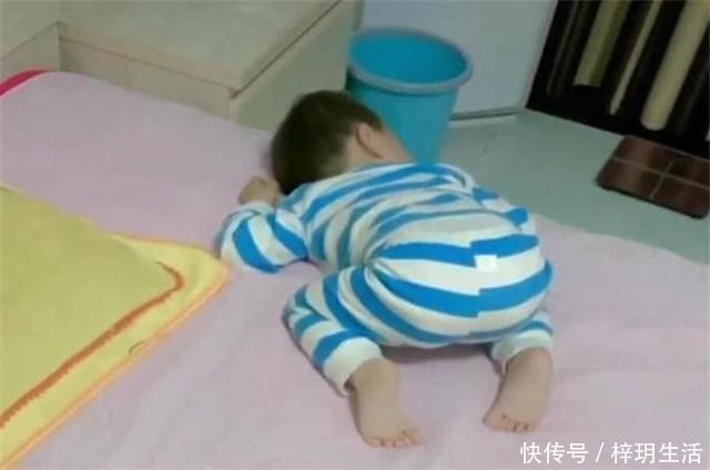 宝宝|三胞胎中男娃最“惨”,宝爸带三胞胎午睡走红,家庭地位一目了然