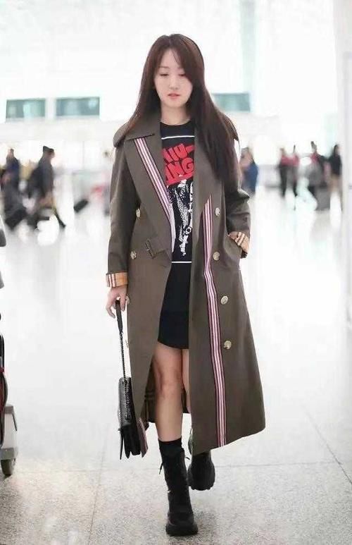 冻龄女神 小姐姐不愧是冻龄女神，身穿风衣搭配内搭卫衣，减龄时髦