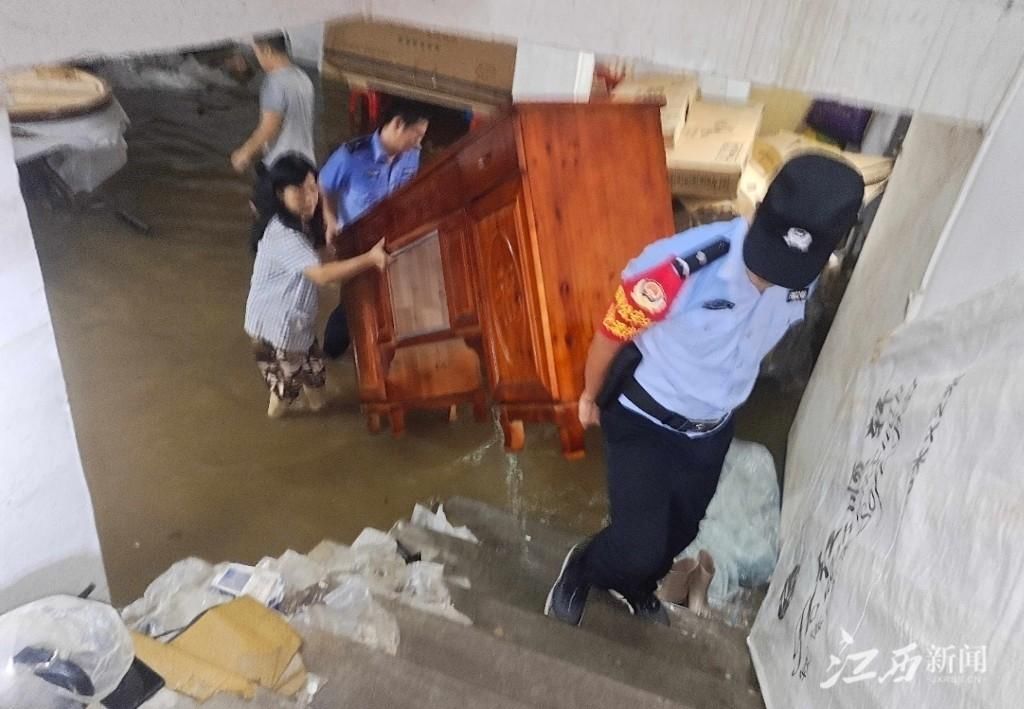 突袭|暴雨突袭，民警凌晨帮村民转移财产