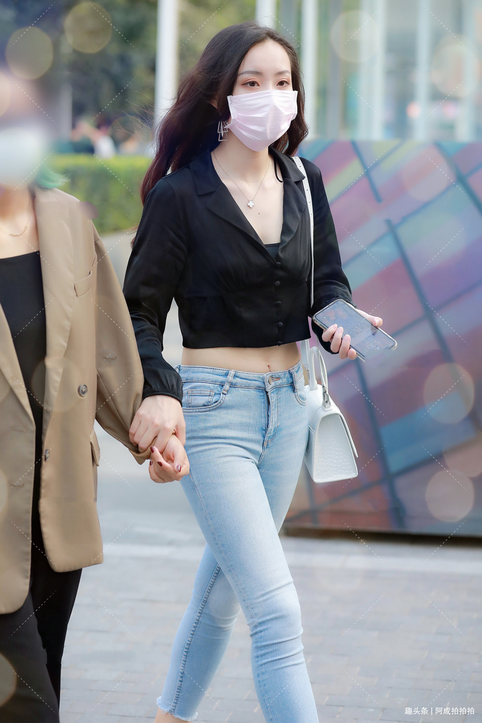 高级的真丝面料,搭配简单的黑色,时尚大气