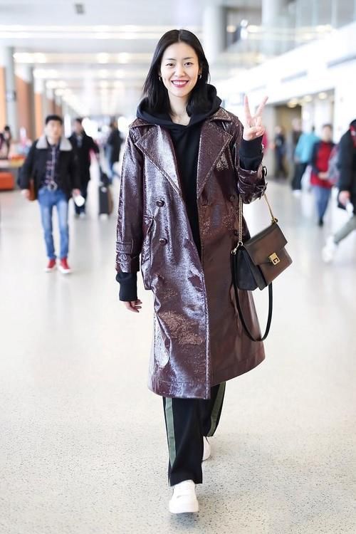  刘雯|风衣里面穿什么？看看刘雯的私服，时髦慵懒又气质，照着穿准没错