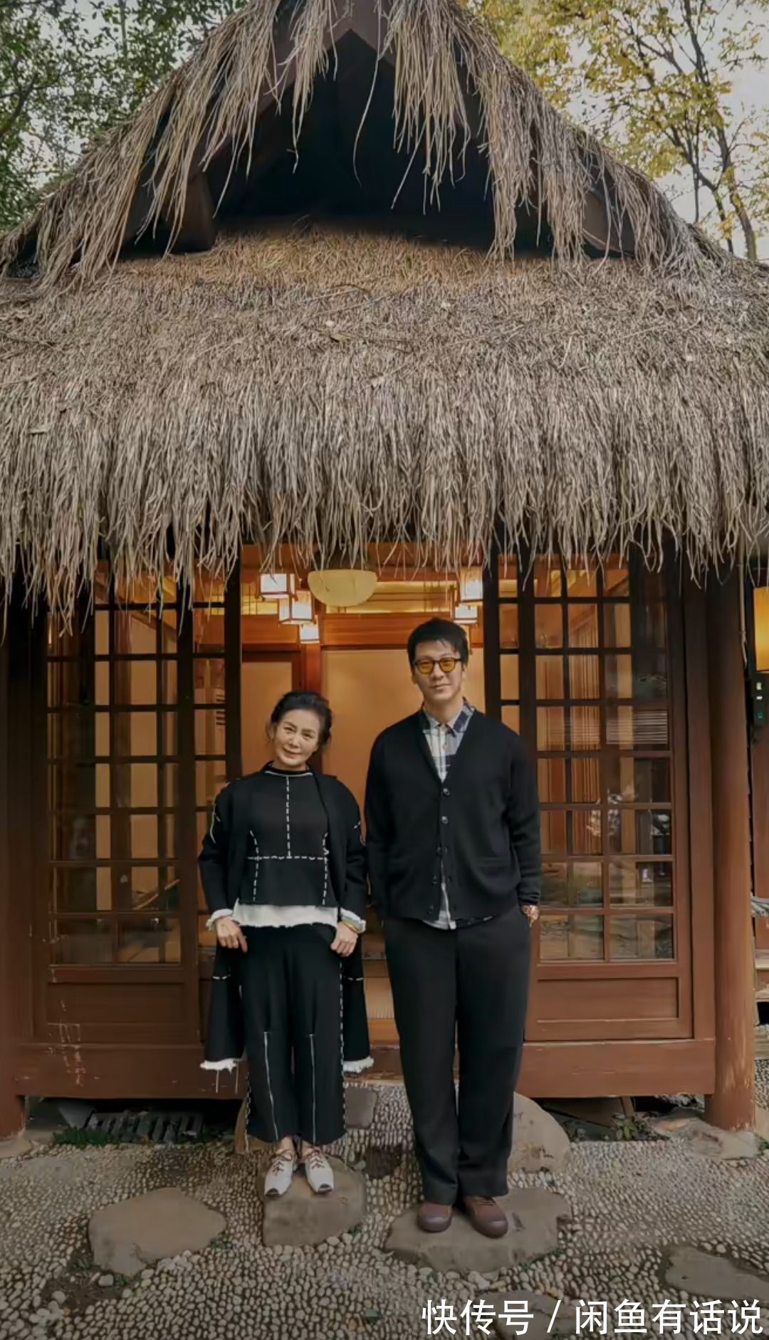 惊艳 65岁阿姨才不扮嫩,和1米9儿子穿亲子装出游太惊艳,我也不怕老了