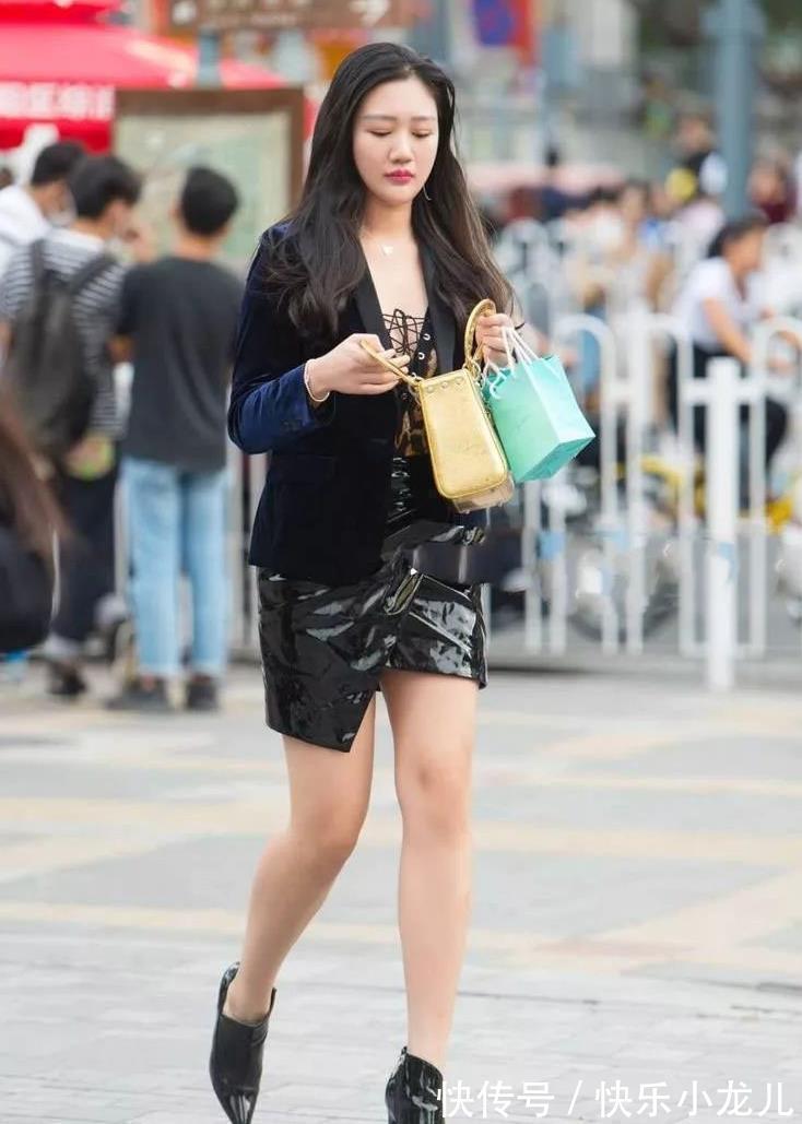 小西装 非常有气质的北方姑娘,虽然有点小肚子,但走在街上依然那么亮眼