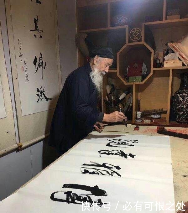 任法融德高望重,现场写书法!网友:太吓人,还是修你的道教吧!