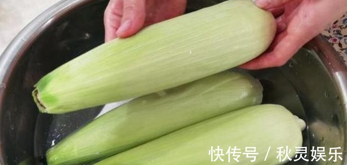 煮玉米时,水里多加2样调料,煮熟后更营养,口感软糯,又香又甜