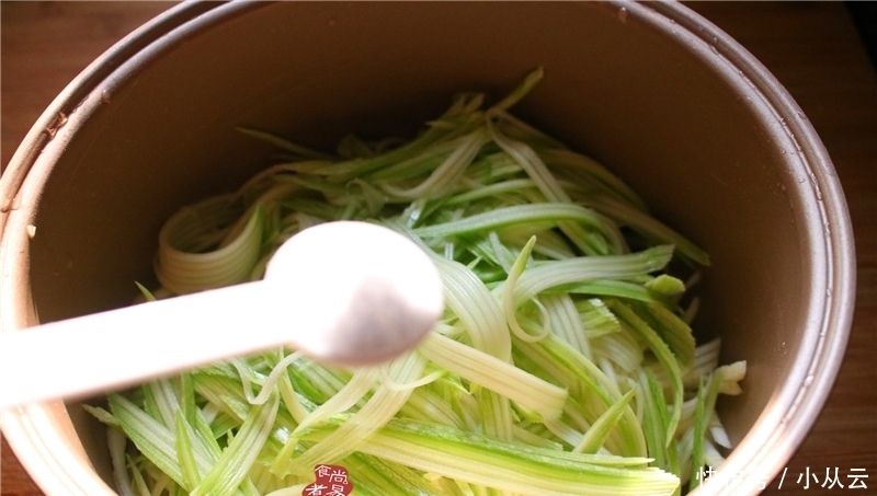 夏日|夏日炎炎,教您做一款爽口凉拌菜,香辣开胃又解腻,特别简单