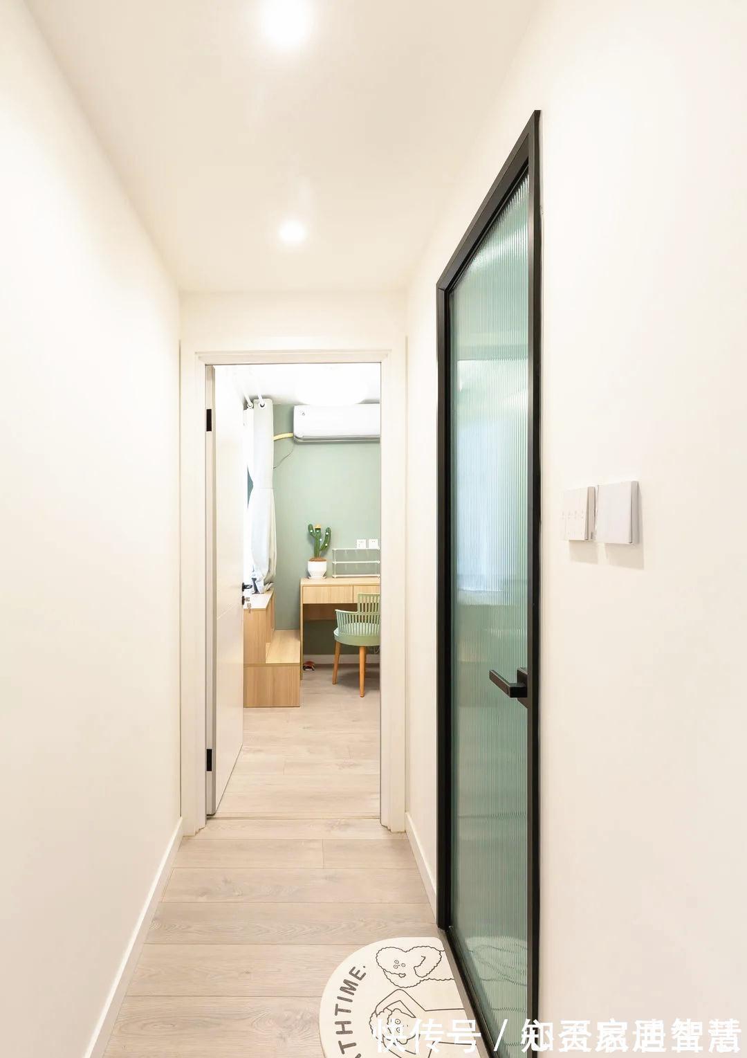 收纳|80㎡奇葩两房半户型,餐厨融合打造吧台当餐桌,主卧挤出衣帽间