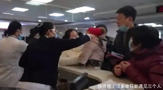 夫妻俩|孩子生病排8小时才能就诊,宝妈气愤投诉,医生:家长“作”的