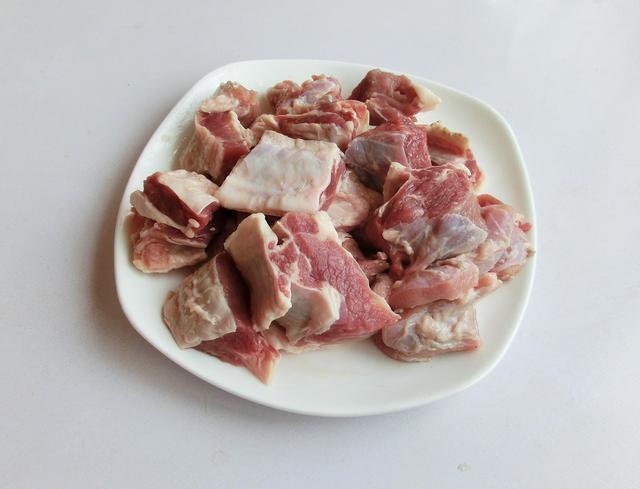 牛肉怎么炖才能软烂别只会焯水了,多加1碗它,牛肉入味还不柴