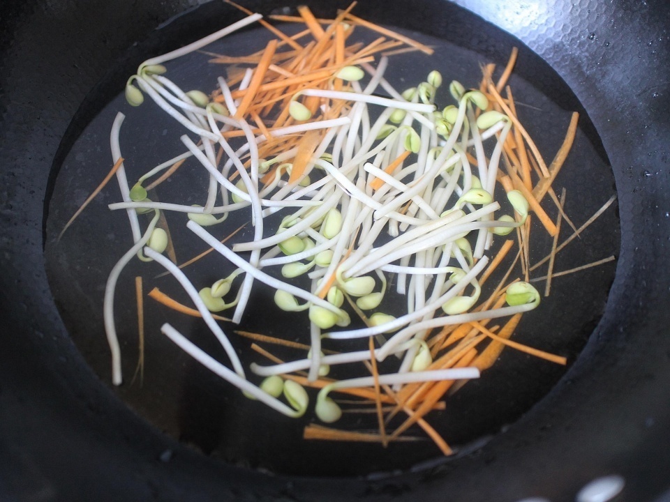 教你自制懒人版凉皮，无需水洗，口感劲道又好吃，比卖的香多了