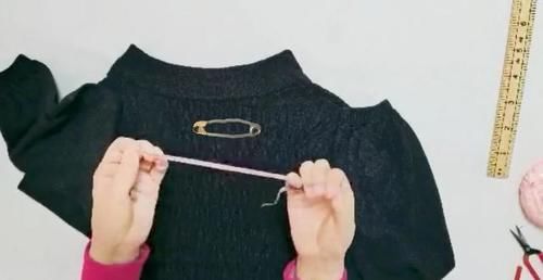 只用1根皮筋就解决了毛衣领子松懈难题，这里的妙招你想到了吗？