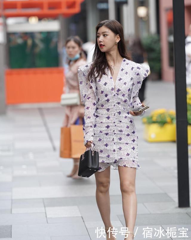 黑白格纹裙,搭斜肩上衣,穿出中年女士的时尚美