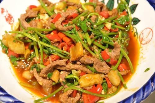 炒牛肉,不要放盐和淀粉腌制,多放2种东西,牛肉又香又滑嫩