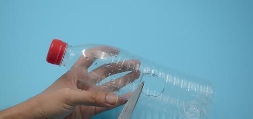 洗碗池里放一个塑料瓶,真是厉害了,一年能省不少钱,都学学吧