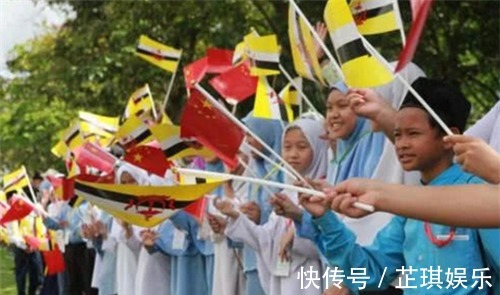 黄森屏@此国将中国人印在国旗上,医疗教育全免费,声称是中国人直系后代