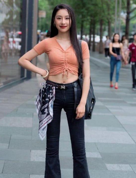 街拍：气质甜美可人，彰显甜美迷人的气质，优雅大气