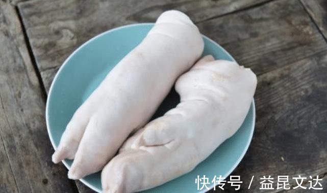 炖猪蹄，厨师长教你“2多3少”，保证软烂鲜香不油腻，一点也不腥