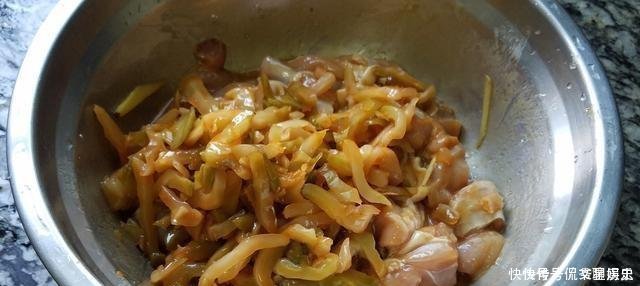 我家鸡腿从不红烧、加2包榨菜、不加一滴水,上桌就被吃光光