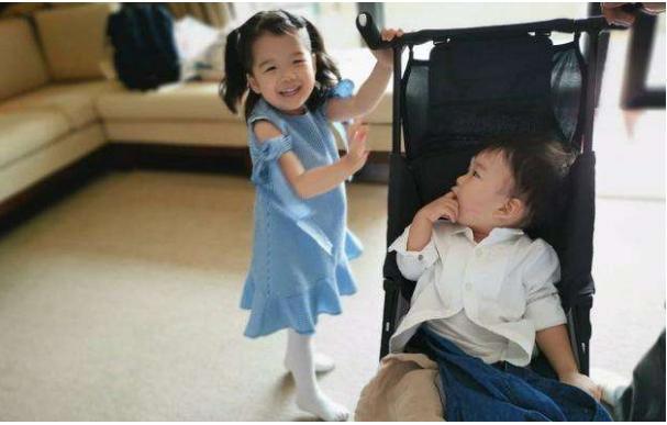 宝宝|“吃醋宝宝”表情火了,只因妈妈多抱了一会姐姐,网友:简直可爱