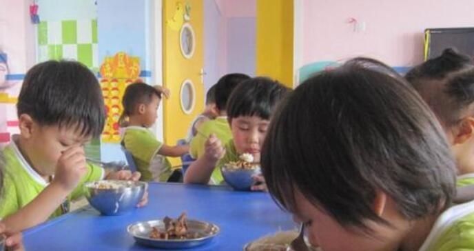 为什么孩子在幼儿园能自己吃饭,回家却要人喂答案很简单