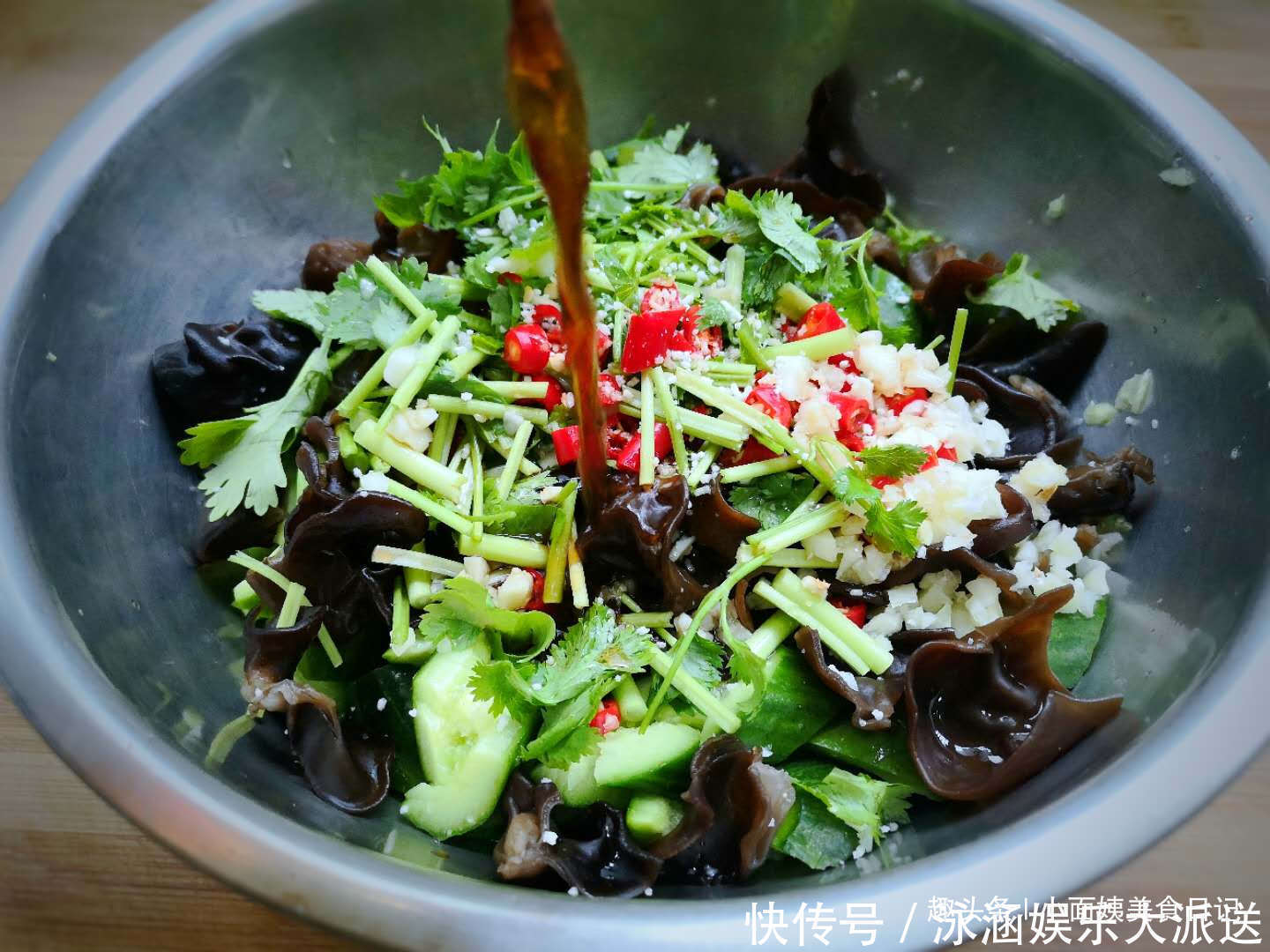 乳瓜拌木耳|夏天不吃这瓜可惜了,清热解暑,和木耳是绝配,比凉拌黄瓜还好吃