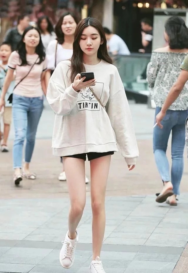 小姐姐|一头彩色长发的少女,黑色吊带+阔腿牛仔裤,时尚又火辣