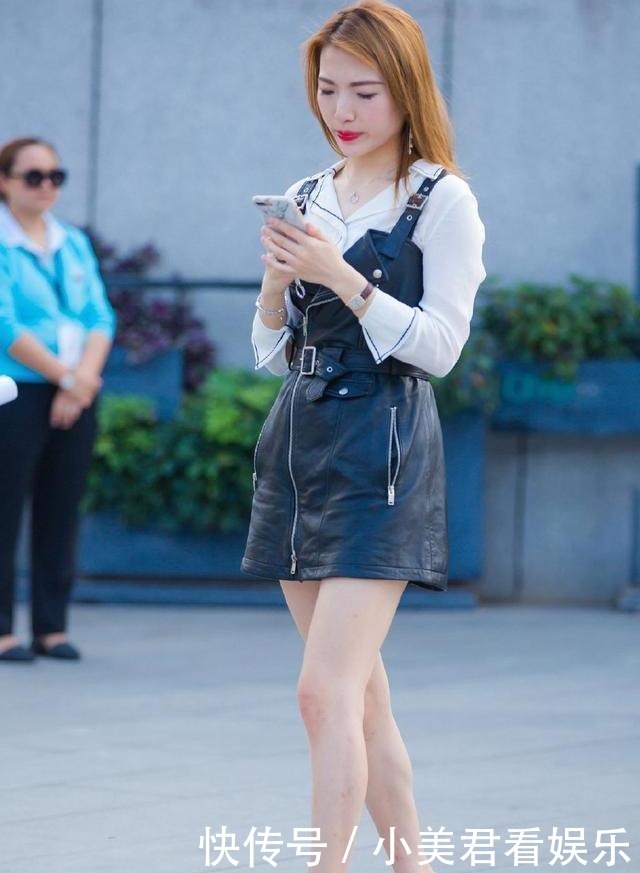 回绝路人感,选择吊带裙和皮裙搭配,让造型显得清新个性又洒脱