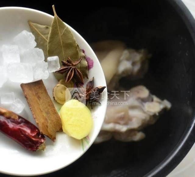 这是一个美味的卤猪蹄配方,芳香油腻,营养又美味
