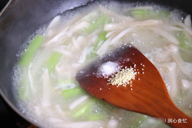 成本|夏天,丝瓜和海鲜菇一起煮,成本不过6元,喝着比海蛎汤还鲜美